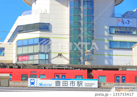 愛知県豊田市、名鉄豊田市駅に停車する電車の風景 135733417