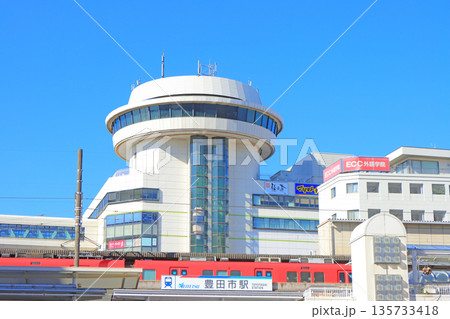 愛知県豊田市、名鉄豊田市駅に停車する電車の風景 135733418