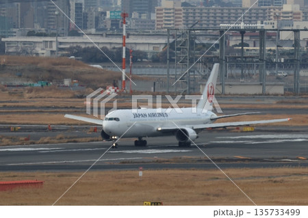 離陸する飛行機 135733499
