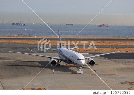 滑走路に向かう飛行機 滑走路に向かう飛行機 135733553