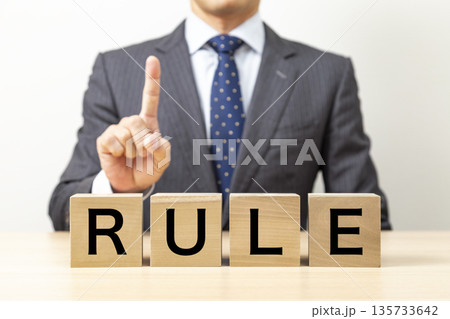 「RULE」と書かれたブロックとビジネスマン 135733642