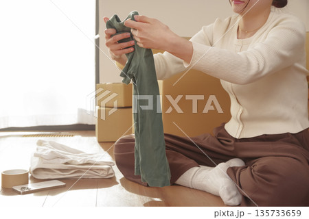 引越しの荷物整理をする若い女性 135733659