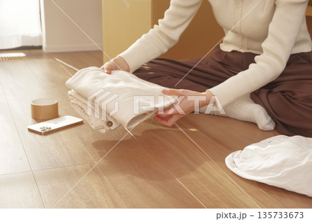 引越しの荷物整理をする若い女性 引越しの荷物整理をする若い女性 135733673