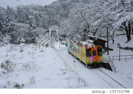 雪景色の中の樽見鉄道 雪景色の中の樽見鉄道 135733796