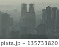霧に包まれた新宿副都心 135733820