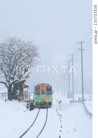 雪景色の中の樽見鉄道 135733830