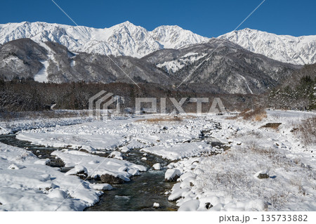 冬景色 冠雪の北アルプス 長野県白馬村 冬景色 冠雪の北アルプス 長野県白馬村 135733882