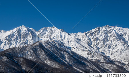 冬景色　冠雪の北アルプス　長野県白馬村 135733890