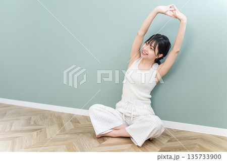 家でストレッチ・深呼吸するアジア人女性（エクササイズ,フィットネス） 135733900