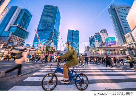 日本の東京都市景観驚きの光景…外国人観光客らで溢れる渋谷スクランブル交差点、狂気の危険運転自転車が… 日本の東京都市景観驚きの光景…外国人観光客らで溢れる渋谷スクランブル交差点、狂気の危険運転自転車が… 135733994