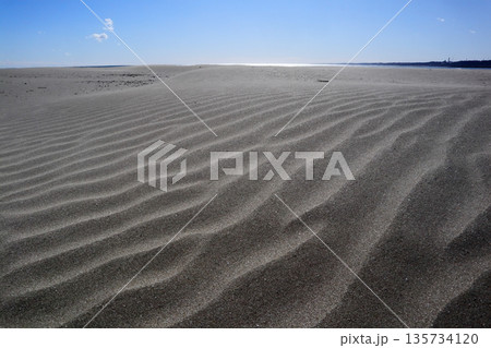 ロマンチック茨城（冬、誰もいない渚に北風が吹く、砂浜に波紋が広がる。）大洗町、大洗サンビーチ 135734120