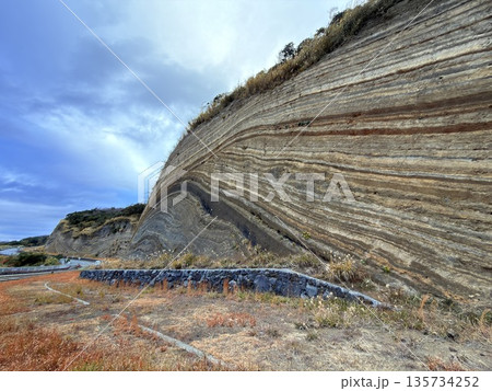 伊豆大島の道路沿いに露出した褶曲した地層の断面 伊豆大島の道路沿いに露出した褶曲した地層の断面 135734252
