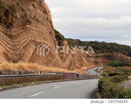 伊豆大島の道路沿いに露出した褶曲した地層の断面 伊豆大島の道路沿いに露出した褶曲した地層の断面 135734285