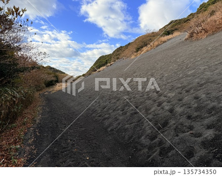 伊豆大島・三原山でトレッキング中に見られる噴気を伴う火口の風景 伊豆大島・三原山でトレッキング中に見られる噴気を伴う火口の風景 135734350