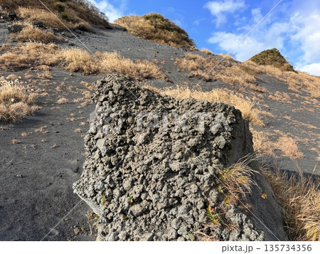 伊豆大島・三原山でトレッキング中に見られる噴気を伴う火口の風景 伊豆大島・三原山でトレッキング中に見られる噴気を伴う火口の風景 135734356