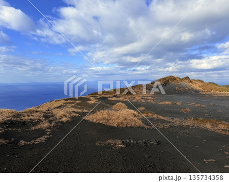 伊豆大島・三原山でトレッキング中に見られる噴気を伴う火口の風景 135734358