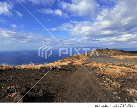 伊豆大島・三原山でトレッキング中に見られる噴気を伴う火口の風景 伊豆大島・三原山でトレッキング中に見られる噴気を伴う火口の風景 135734359