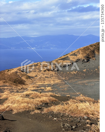 伊豆大島・三原山でトレッキング中に見られる噴気を伴う火口の風景 伊豆大島・三原山でトレッキング中に見られる噴気を伴う火口の風景 135734360