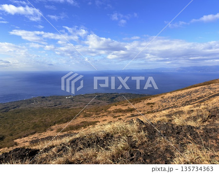 伊豆大島・三原山でトレッキング中に見られる噴気を伴う火口の風景 伊豆大島・三原山でトレッキング中に見られる噴気を伴う火口の風景 135734363