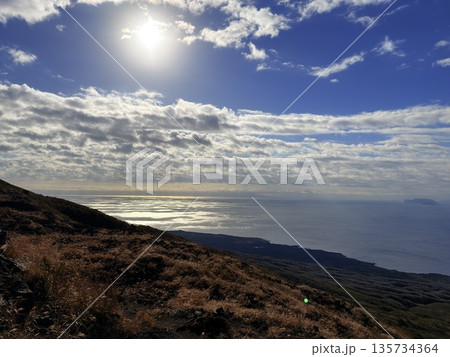 伊豆大島・三原山でトレッキング中に見られる噴気を伴う火口の風景 伊豆大島・三原山でトレッキング中に見られる噴気を伴う火口の風景 135734364