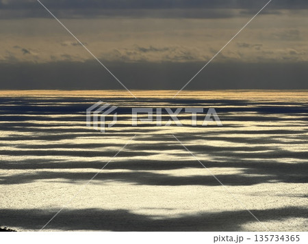 伊豆大島・三原山でトレッキング中に見られる噴気を伴う火口の風景 伊豆大島・三原山でトレッキング中に見られる噴気を伴う火口の風景 135734365