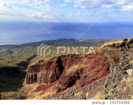 伊豆大島・三原山でトレッキング中に見られる噴気を伴う火口の風景 伊豆大島・三原山でトレッキング中に見られる噴気を伴う火口の風景 135734369
