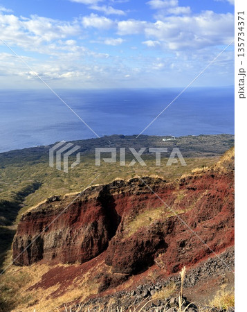 伊豆大島・三原山でトレッキング中に見られる噴気を伴う火口の風景 伊豆大島・三原山でトレッキング中に見られる噴気を伴う火口の風景 135734371