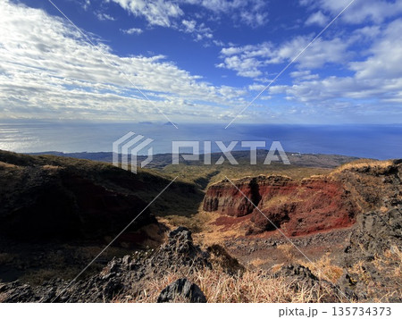 伊豆大島・三原山でトレッキング中に見られる噴気を伴う火口の風景 伊豆大島・三原山でトレッキング中に見られる噴気を伴う火口の風景 135734373