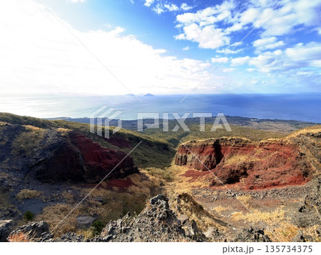 伊豆大島・三原山でトレッキング中に見られる噴気を伴う火口の風景 伊豆大島・三原山でトレッキング中に見られる噴気を伴う火口の風景 135734375