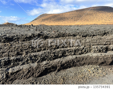 伊豆大島・三原山でトレッキング中に見られる噴気を伴う火口の風景 135734391