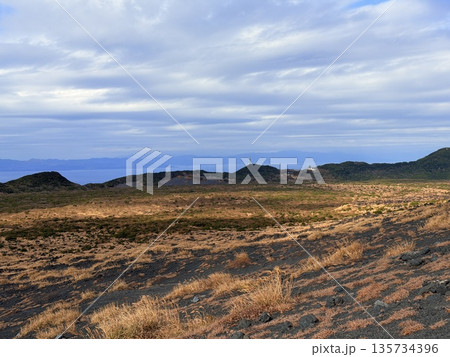 伊豆大島・三原山でトレッキング中に見られる噴気を伴う火口の風景 135734396