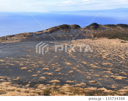 伊豆大島・三原山でトレッキング中に見られる噴気を伴う火口の風景 伊豆大島・三原山でトレッキング中に見られる噴気を伴う火口の風景 135734398