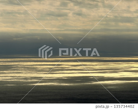 伊豆大島・三原山でトレッキング中に見られる噴気を伴う火口の風景 伊豆大島・三原山でトレッキング中に見られる噴気を伴う火口の風景 135734402