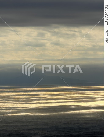 伊豆大島・三原山でトレッキング中に見られる噴気を伴う火口の風景 伊豆大島・三原山でトレッキング中に見られる噴気を伴う火口の風景 135734403