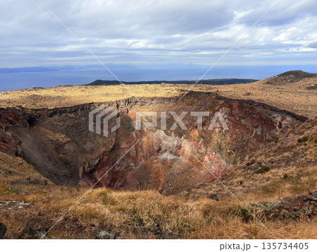 伊豆大島・三原山でトレッキング中に見られる噴気を伴う火口の風景 伊豆大島・三原山でトレッキング中に見られる噴気を伴う火口の風景 135734405