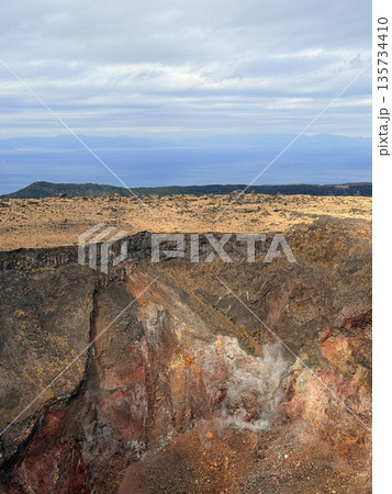 伊豆大島・三原山でトレッキング中に見られる噴気を伴う火口の風景 135734410