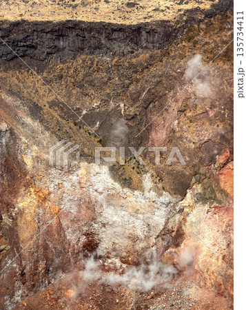 伊豆大島・三原山でトレッキング中に見られる噴気を伴う火口の風景 135734411