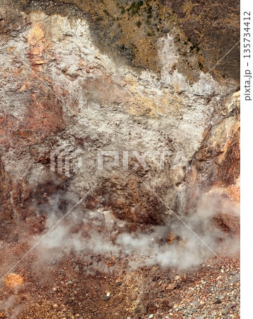 伊豆大島・三原山でトレッキング中に見られる噴気を伴う火口の風景 135734412