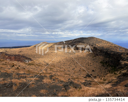 伊豆大島・三原山でトレッキング中に見られる噴気を伴う火口の風景 135734414