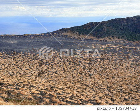 伊豆大島・三原山でトレッキング中に見られる噴気を伴う火口の風景 135734415