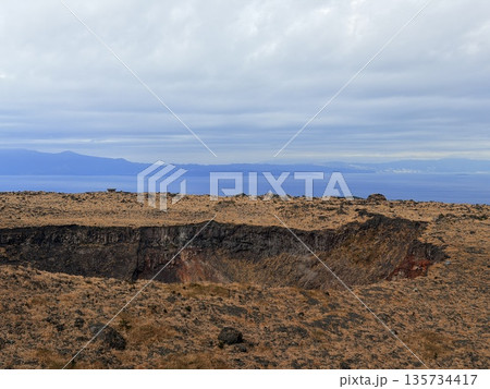 伊豆大島・三原山でトレッキング中に見られる噴気を伴う火口の風景 伊豆大島・三原山でトレッキング中に見られる噴気を伴う火口の風景 135734417
