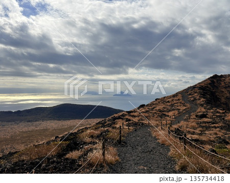 伊豆大島・三原山でトレッキング中に見られる噴気を伴う火口の風景 伊豆大島・三原山でトレッキング中に見られる噴気を伴う火口の風景 135734418