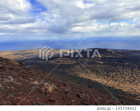 伊豆大島・三原山でトレッキング中に見られる噴気を伴う火口の風景 伊豆大島・三原山でトレッキング中に見られる噴気を伴う火口の風景 135734422