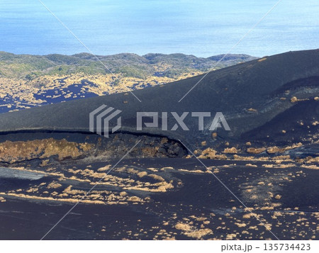 伊豆大島・三原山でトレッキング中に見られる噴気を伴う火口の風景 135734423