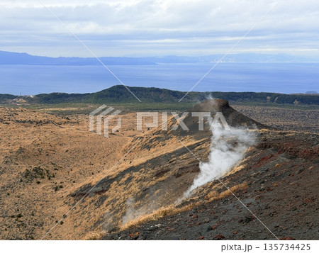 伊豆大島・三原山でトレッキング中に見られる噴気を伴う火口の風景 135734425