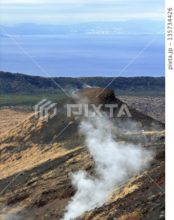 伊豆大島・三原山でトレッキング中に見られる噴気を伴う火口の風景 伊豆大島・三原山でトレッキング中に見られる噴気を伴う火口の風景 135734426