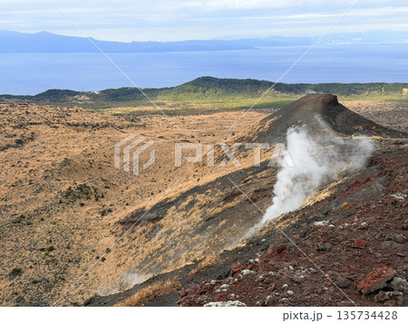 伊豆大島・三原山でトレッキング中に見られる噴気を伴う火口の風景 伊豆大島・三原山でトレッキング中に見られる噴気を伴う火口の風景 135734428