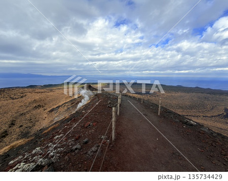 伊豆大島・三原山でトレッキング中に見られる噴気を伴う火口の風景 伊豆大島・三原山でトレッキング中に見られる噴気を伴う火口の風景 135734429