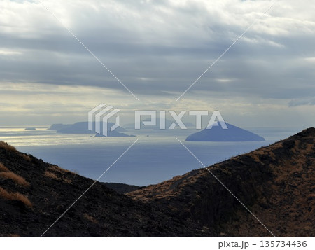 伊豆大島・三原山でトレッキング中に見られる噴気を伴う火口の風景 135734436