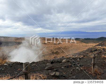 伊豆大島・三原山でトレッキング中に見られる噴気を伴う火口の風景 135734438
